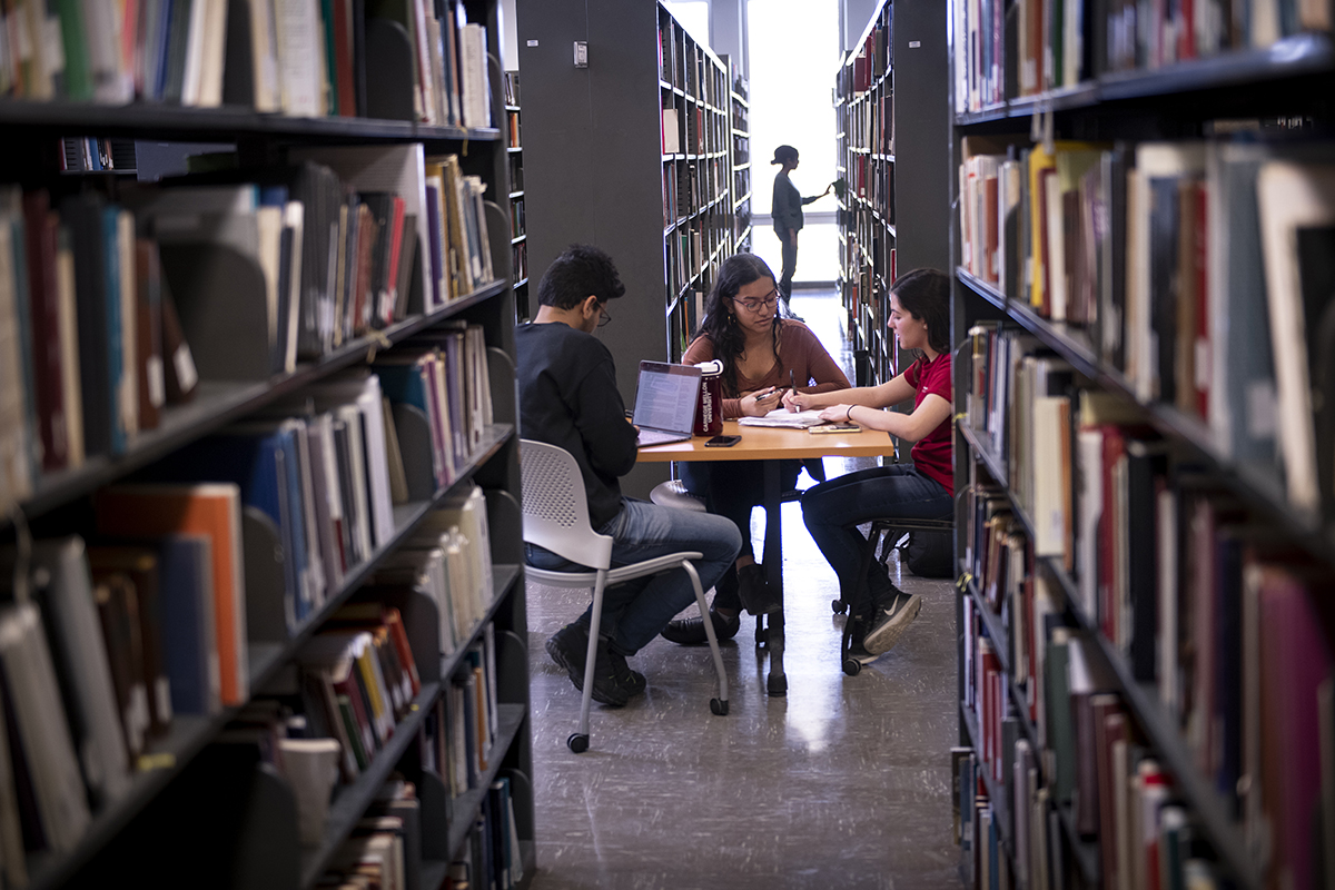 Students in Hunt Library sit at a table