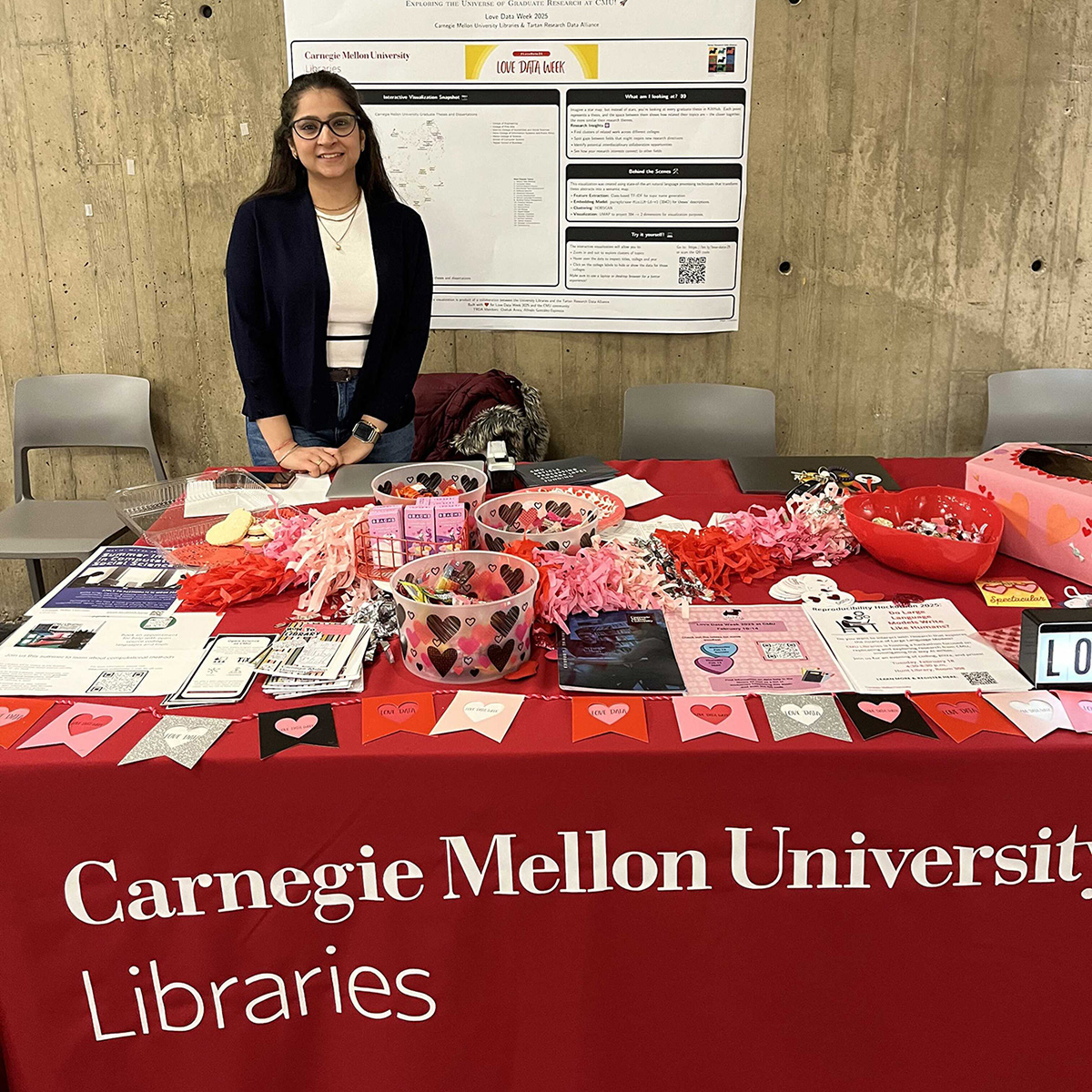 Mellon College of Science student Chehak Arora, who is part of the Master’s of Science in Data Analytics for Science (MS-DAS) program and a member of the Tartan Research Data Alliance, volunteered for a tabling shift to connect students to data resources.