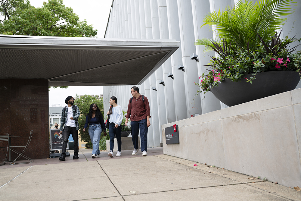 Students in front of Hunt Library