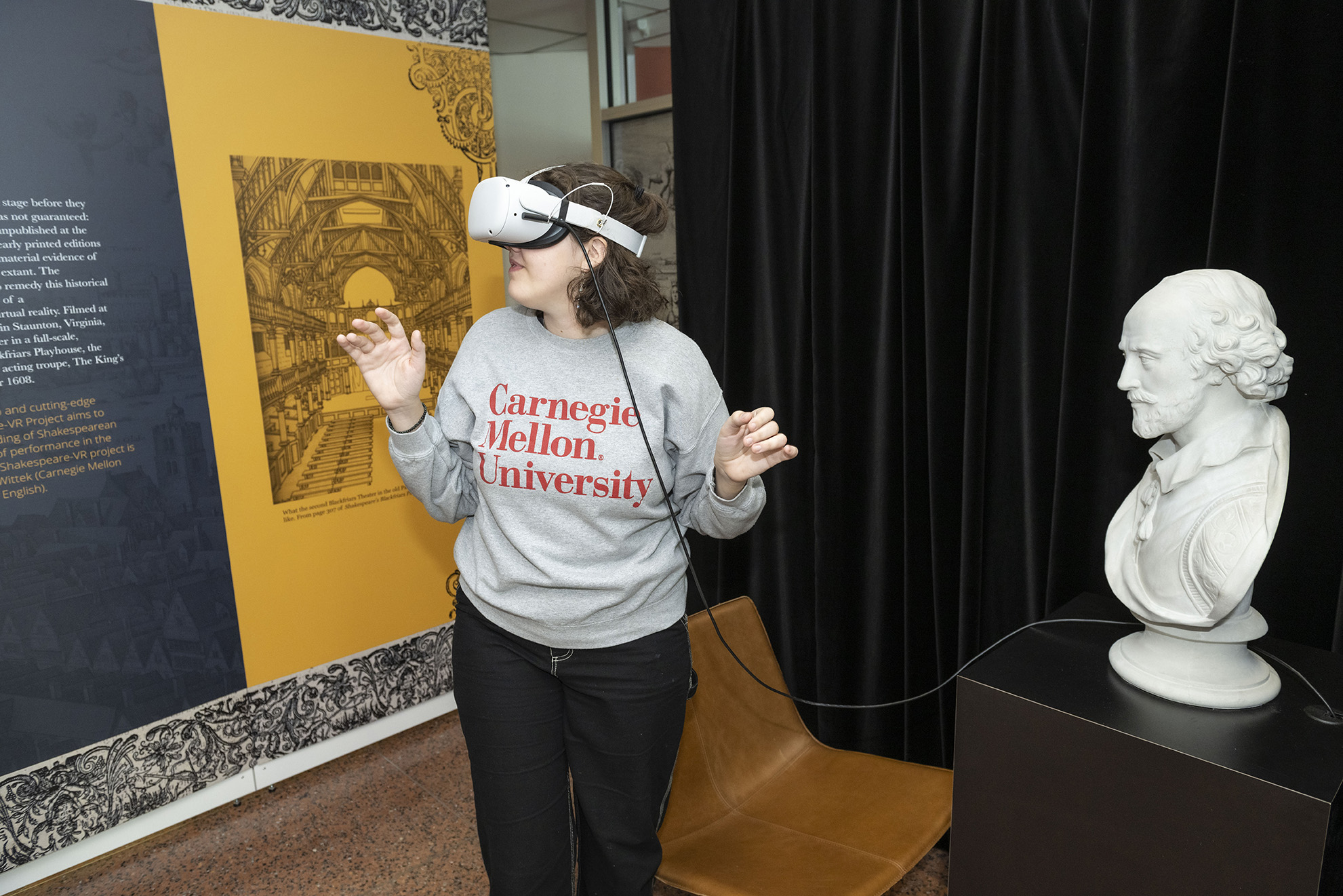 Student in the Shakespeare-VR experience of the "Inventing Shakespeare" exhibit.